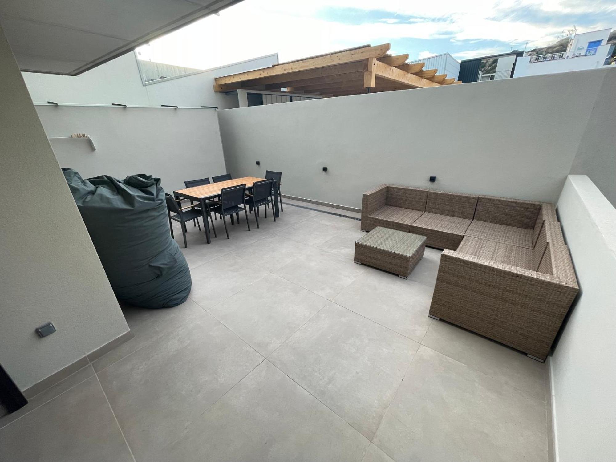 De Con Terraza Grande Cerca De Barcelona Apartment *